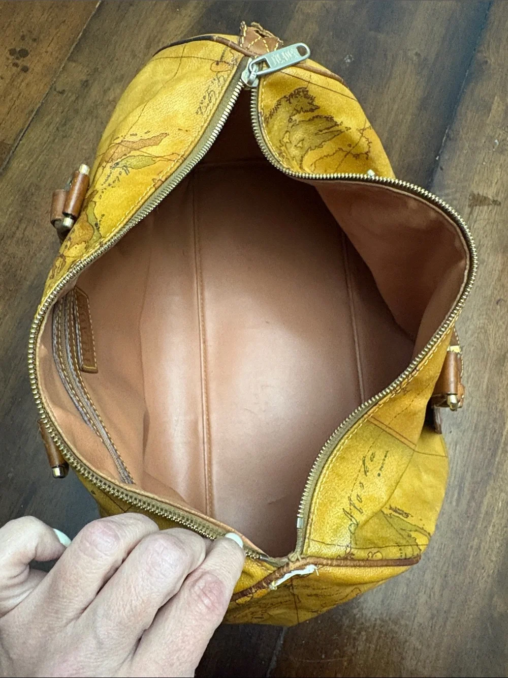 Low start Alviero Martini Geo Map Boston Travel Bag w/ Lock & Key in GUC. - Picture 14 of 16